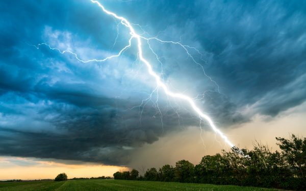 dramatisk lynnedslag i landlige omgivelser med mørk himmel